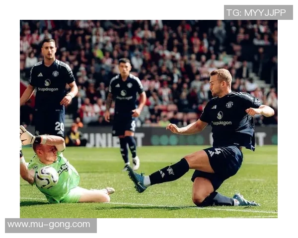 欧冠激战曼联与拜仁握手言和神奇扑救成比赛焦点分析战术布局与表现