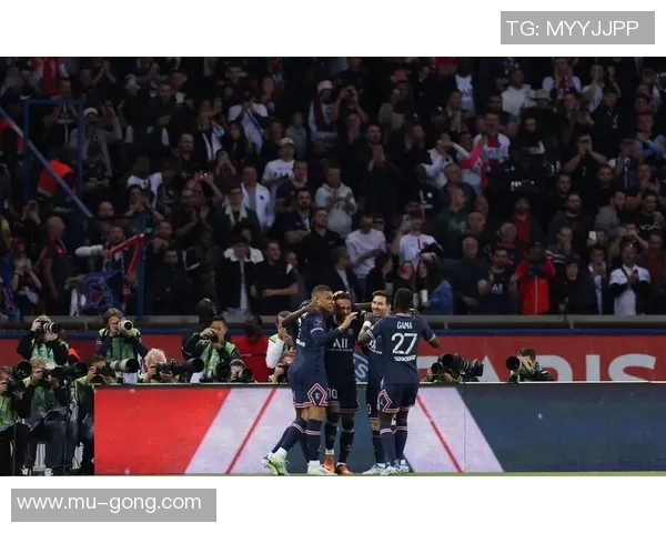 世界杯精彩对决里昂逆转巴黎圣日耳曼帽子戏法点燃全场激情