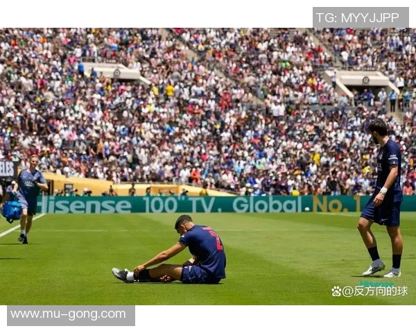 欧联杯精彩对决里昂小胜巴黎圣日耳曼帽子戏法引发争议判罚 欧联杯精彩对决里昂小胜巴黎圣日耳曼帽子戏法引发争议判罚